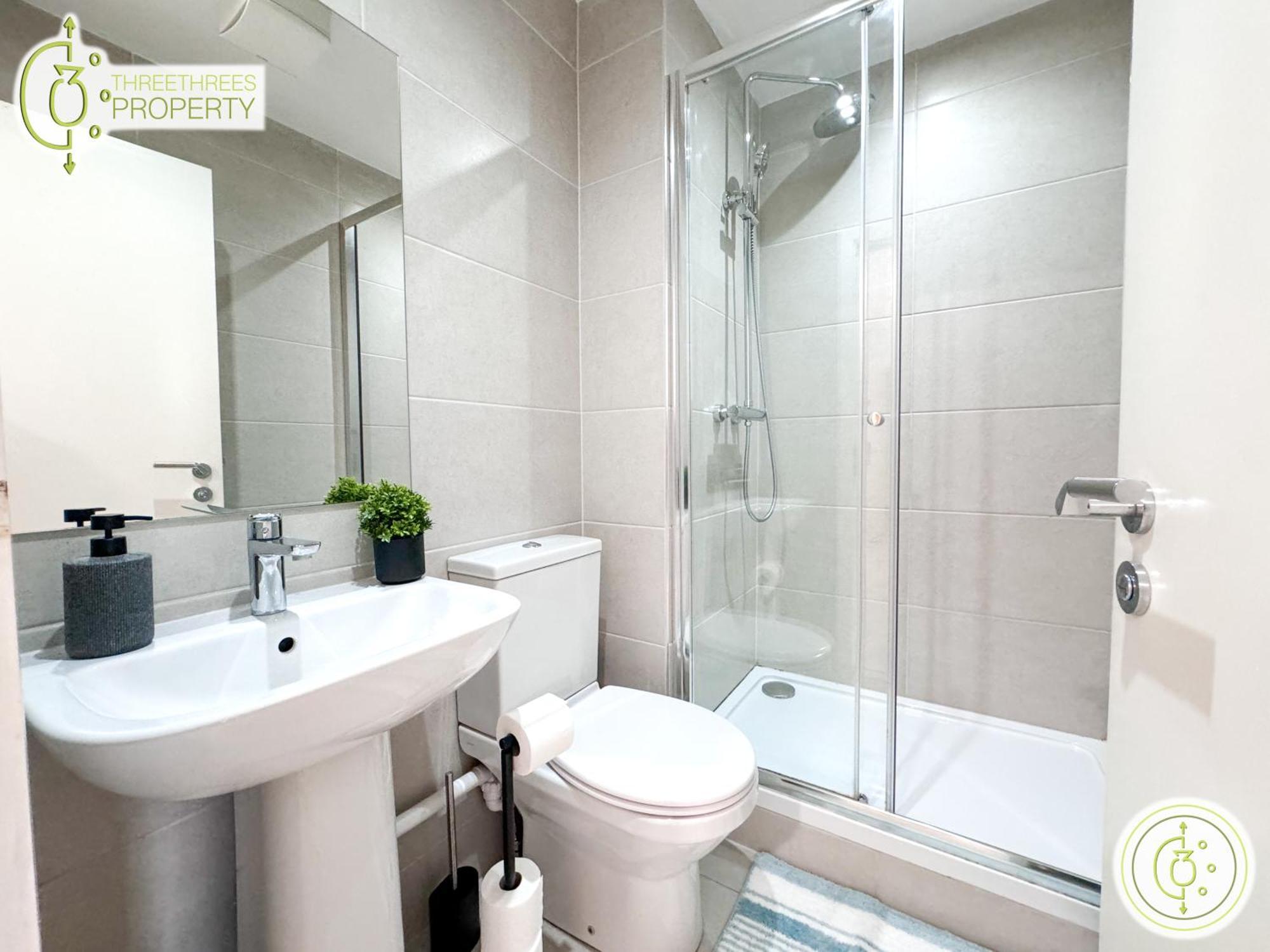 3 Bedroom By Threethreethreesproperty Short Lets & Serviced With Wi-fi & Parking