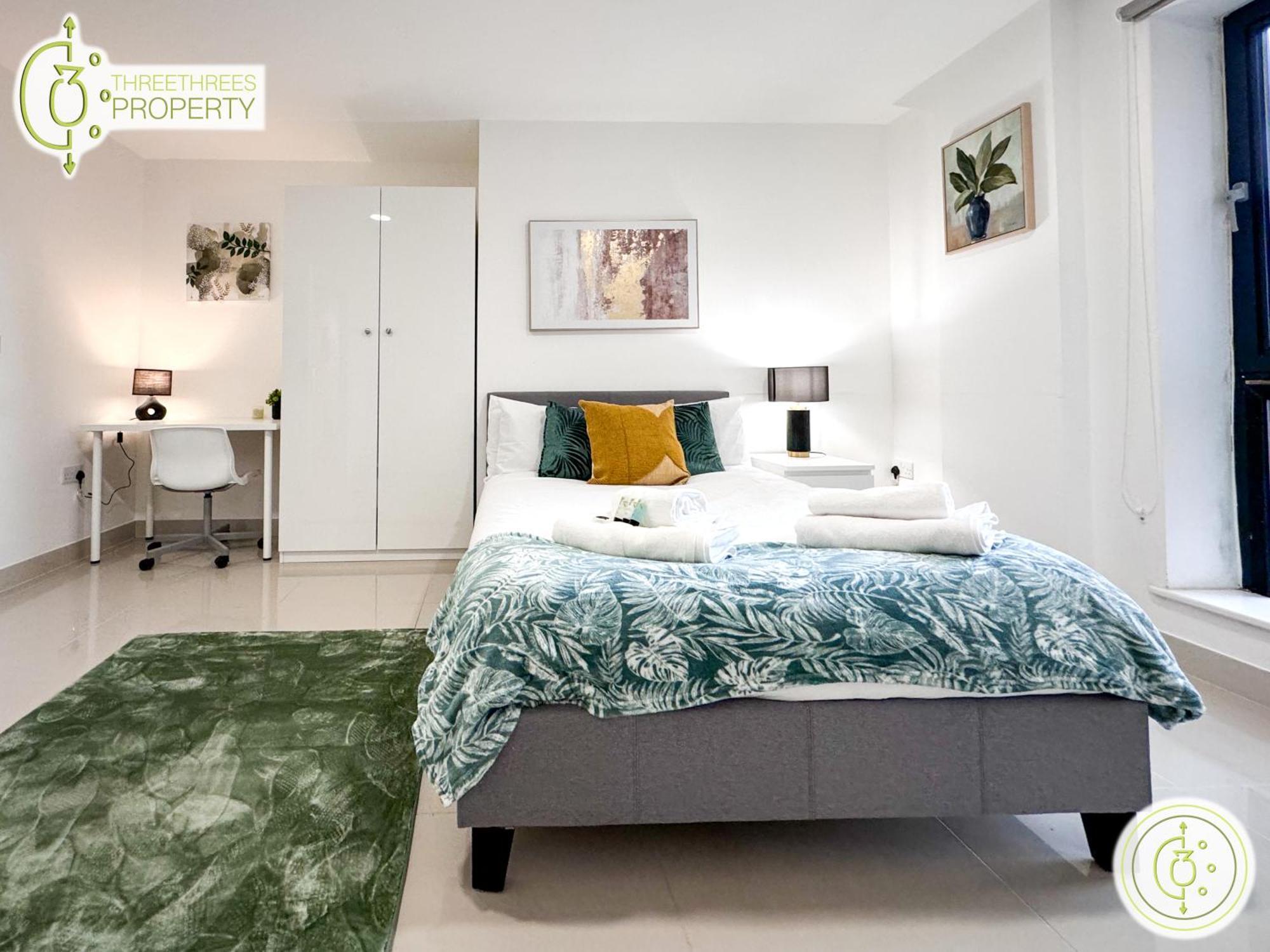 3 Bedroom By Threethreethreesproperty Short Lets & Serviced With Wi-fi & Parking Apartment