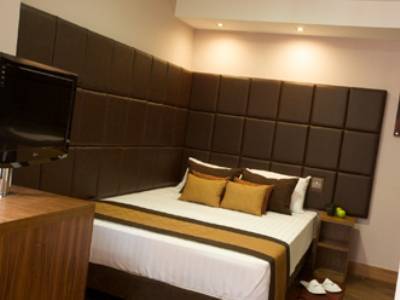 Roomzzz Leeds 4*