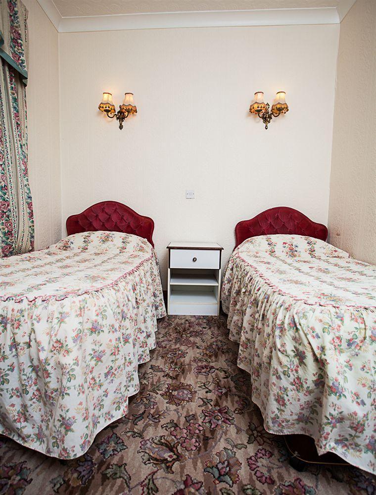 The Avenue 3*