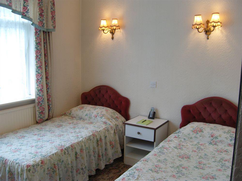 The Avenue 3*
