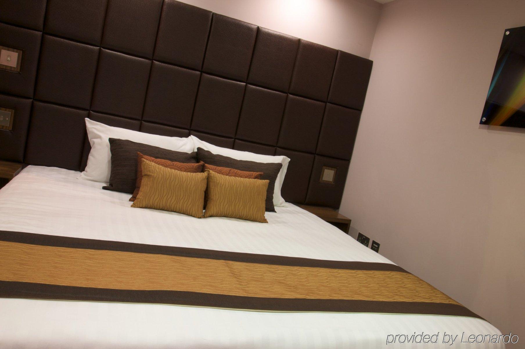 Roomzzz Leeds Aparthotel 4*