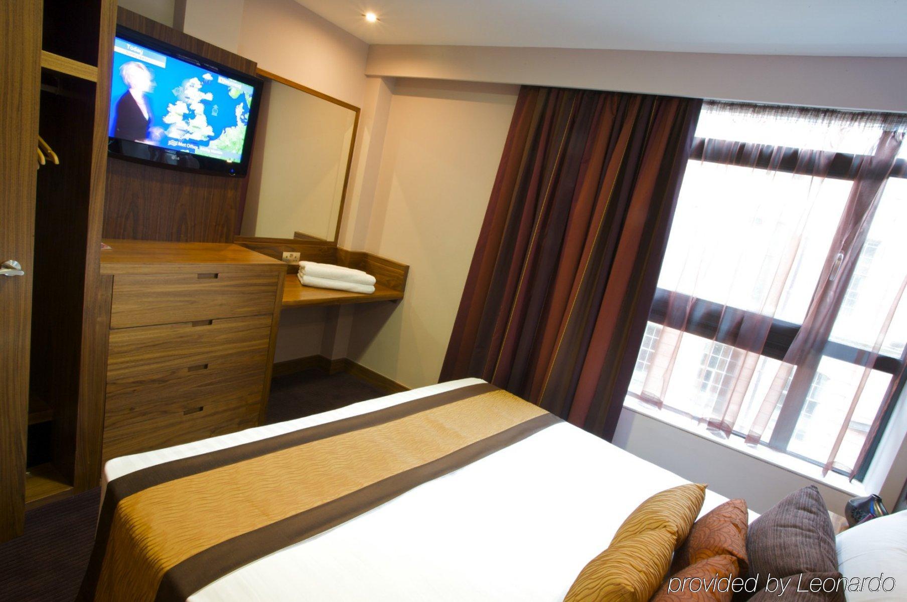 Roomzzz Leeds 4*