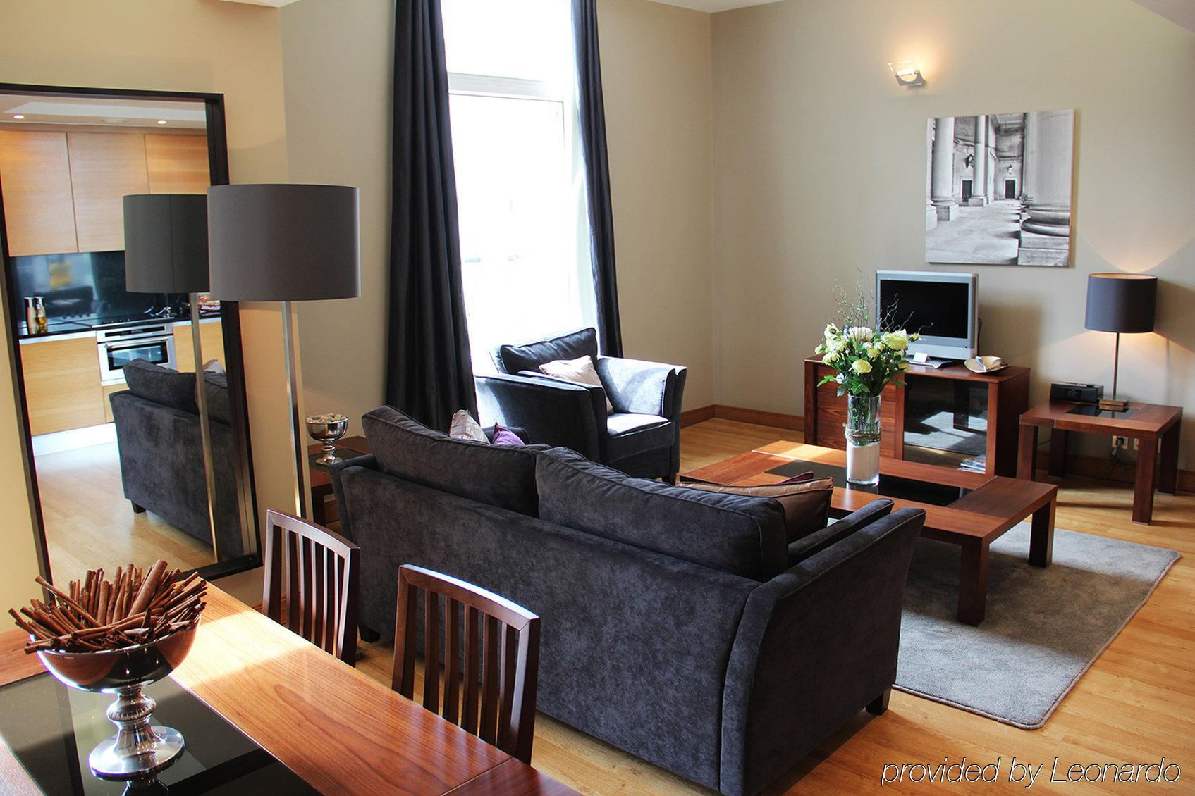 Quebecs Luxury 5* Leeds (West Yorkshire)