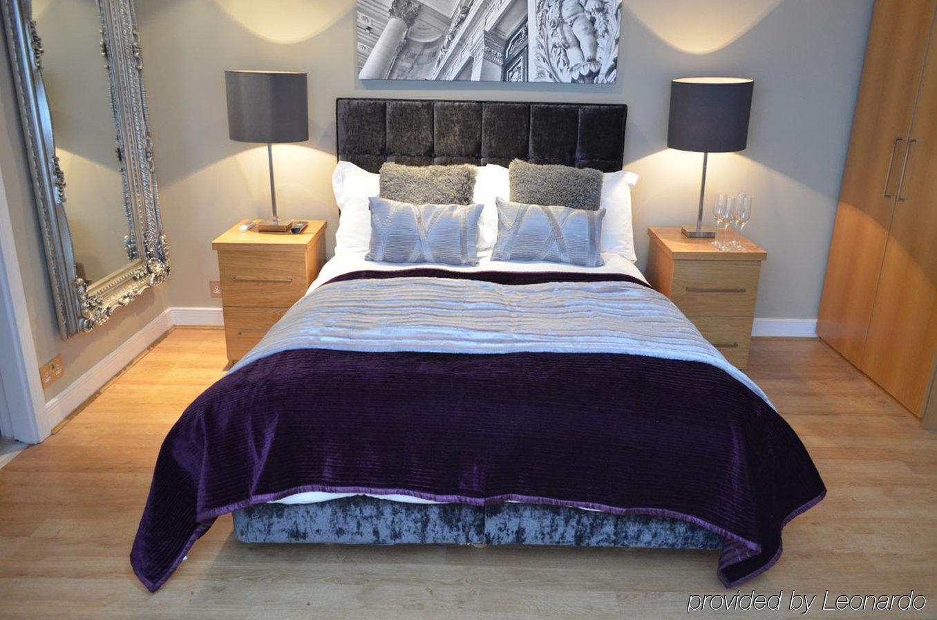 Quebecs Luxury 5* Leeds (West Yorkshire)
