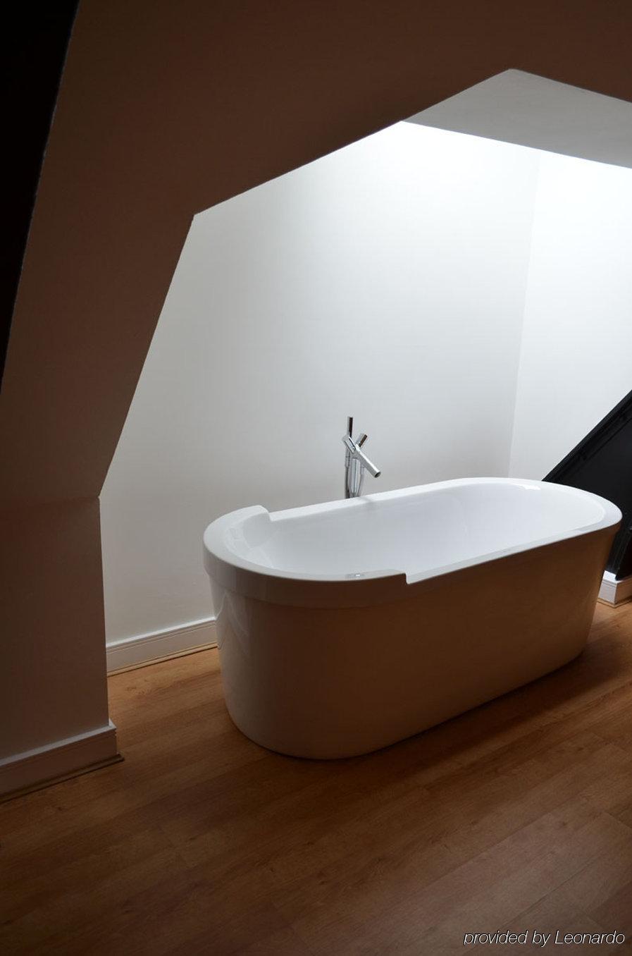 Quebecs Luxury 5* Leeds (West Yorkshire)