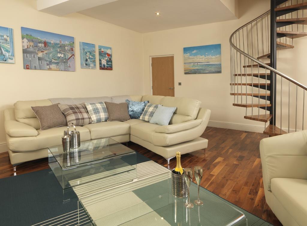 Courtyard Mews, 3 Rodley Hall, Leeds * Leeds (West Yorkshire)