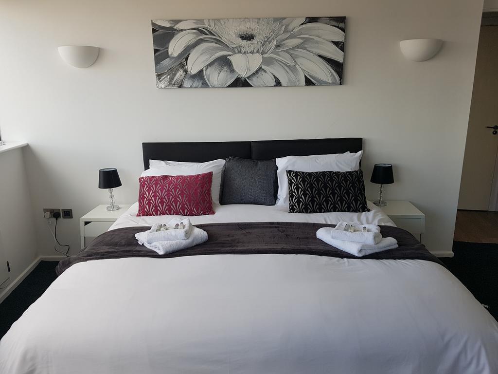 Two Bed Modern City Center With Gorgeous Views Apartment