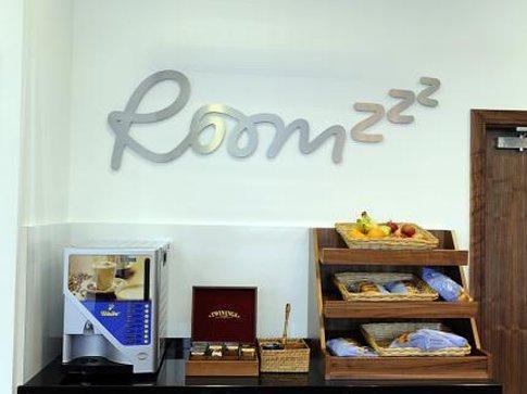 Roomzzz West Aparthotel 4*