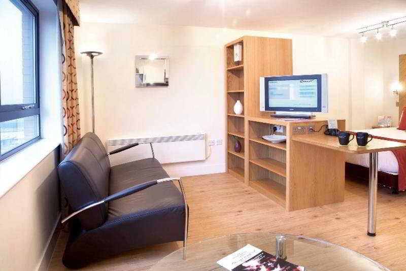 Aparthotel Roomzzz West