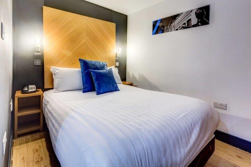 Roomzzz West Aparthotel 4*