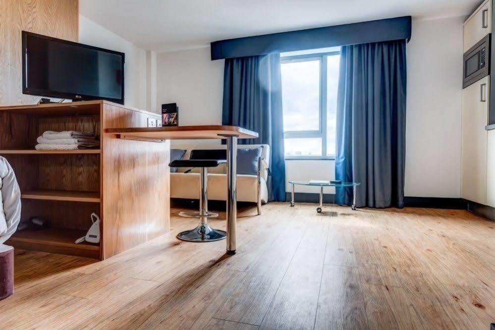 Roomzzz West 4*