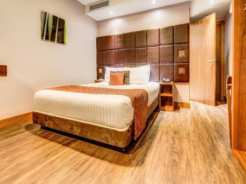 Roomzzz Leeds 4*