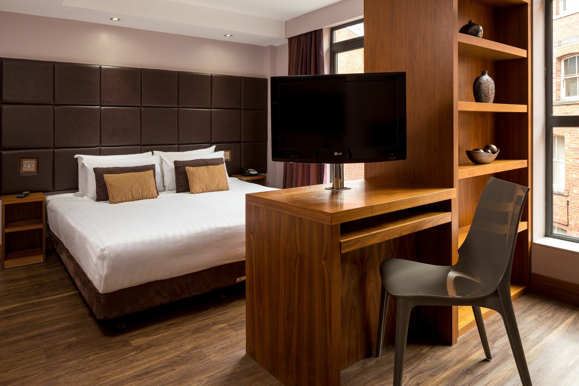Roomzzz Leeds Aparthotel 4*