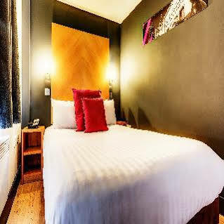 Roomzzz West Aparthotel