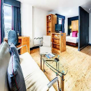 Roomzzz West Aparthotel 4*