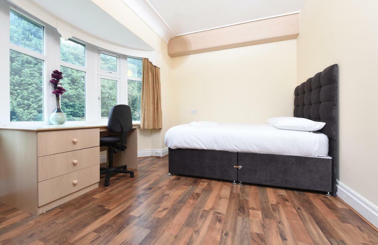 6 Bed Slps 16 On Otley Run Apartment Leeds (West Yorkshire)