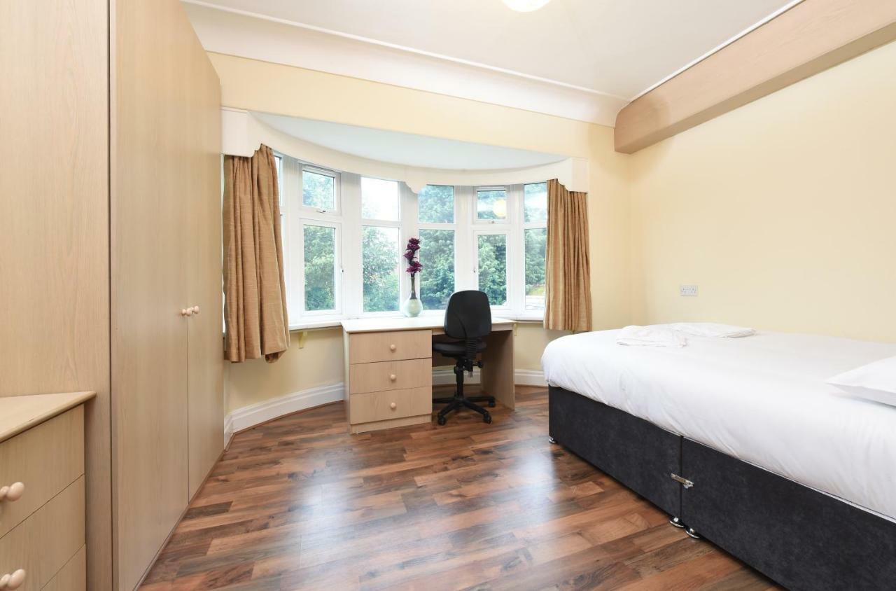 6 Bed Slps 16 On Otley Run * Leeds (West Yorkshire)