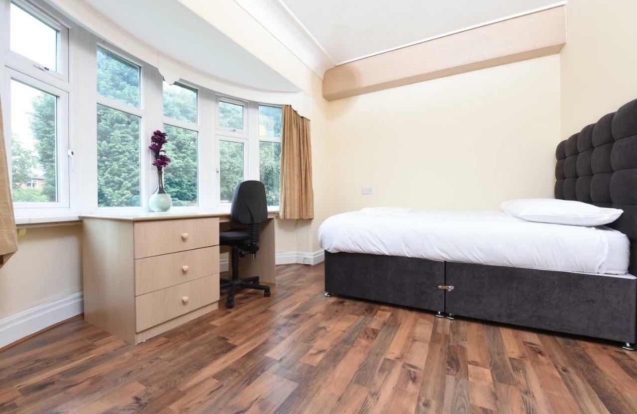 6 Bed Slps 16 On Otley Run Apartment