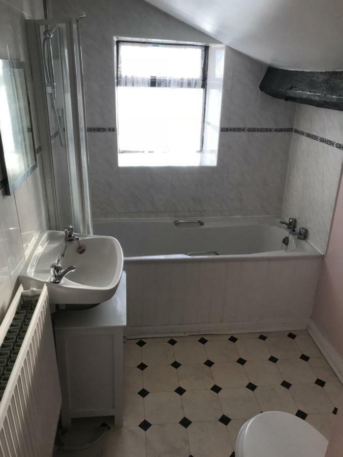 The Cottage, Cosy 2 Bedroom Pet Friendly Perfect For Contractors Free Secure Parking,cctv Leeds (West Yorkshire)