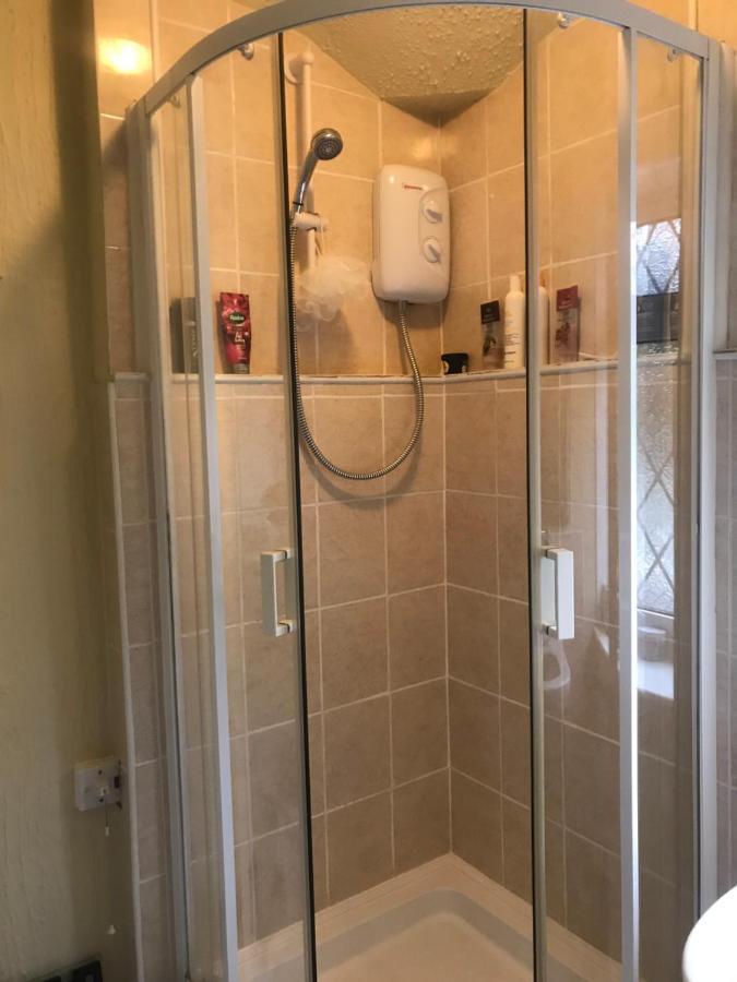 16 Egdrive Family Run Homestay Leeds (West Yorkshire)