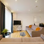 Modern 2 Bed Apartment With Juliet Balcony - Dhb Stays