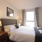 Southbank Leeds Apartment. New! With Free Parking