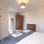 Southbank Leeds Apartment. New! With Free Parking