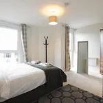 Southbank Leeds Apartment. New! With Free Parking