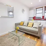 Modern Apartment Close To City Centre With Parking