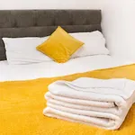 Modern Apartment Close To City Centre With Parking