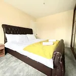 Bright 3 Bed Home With Free Parking Leeds