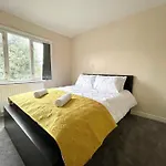 Bright 3 Bed Home With Free Parking Leeds