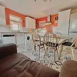 Guestready-Close To Leeds City, Spacious, Sleeps 6