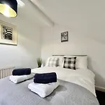 Large 4 Bedroom Home, Close To Leeds City Centre