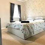 Stylish Village Townhouse W/ Parking - Near Leeds & York