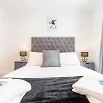 New 2-Bedroom 2 Bath Apartment In Leeds City Centre Close To All Attractions