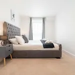 New 2-Bedroom 2 Bath Apartment In Leeds City Centre Close To All Attractions