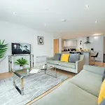 New 2-Bedroom 2 Bath Apartment In Leeds City Centre Close To All Attractions