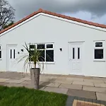 Detached Flat In Leeds, Free Wifi And Parking, Pool Table, 75 Inch Tv, Netflix, Disney Plus