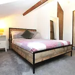 Large New-York Style Penthouse Apartment In Leeds City Centre With Contactless Check In