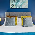 2 Bedroom Greek Street Apartment - Sleeps 6