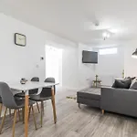 Charming Two Bed - Two Bath Apt