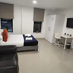 Leeds 3 Bed En-Suites Apartment Retreat- Sleeps 9