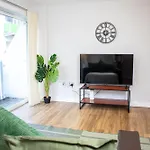 Central 2 Bed Flat - Leeds City Centre - For Relocatlors, Professionals, Long Stay Rates Available