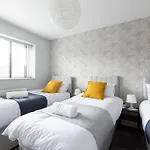 Spacious 5 Bed Town House, Sleeps 12, Near City,Free Parking, Pets Ok