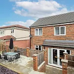 Alt-Stay Leeds, M621 Junction 1 - Free Parking & Fast Wi-Fi - Fussball Table - Master En-Suite - Idea For Contractors & Long Stays