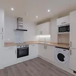 Charming 1-Bedroom Apartment In Leeds City Centre Perfect For Couples Or Solo Travelers