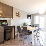 Spacious 5 Bed Town House, Sleeps 12, Near City,Free Parking, Pets Ok