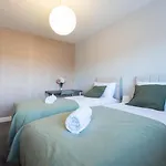 Spacious 5 Bed Town House, Sleeps 12, Near City,Free Parking, Pets Ok